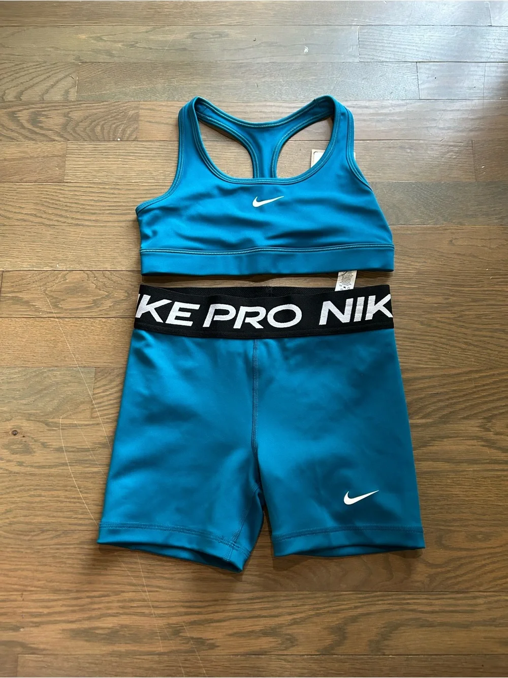 NWT Nike Girls Set size Medium